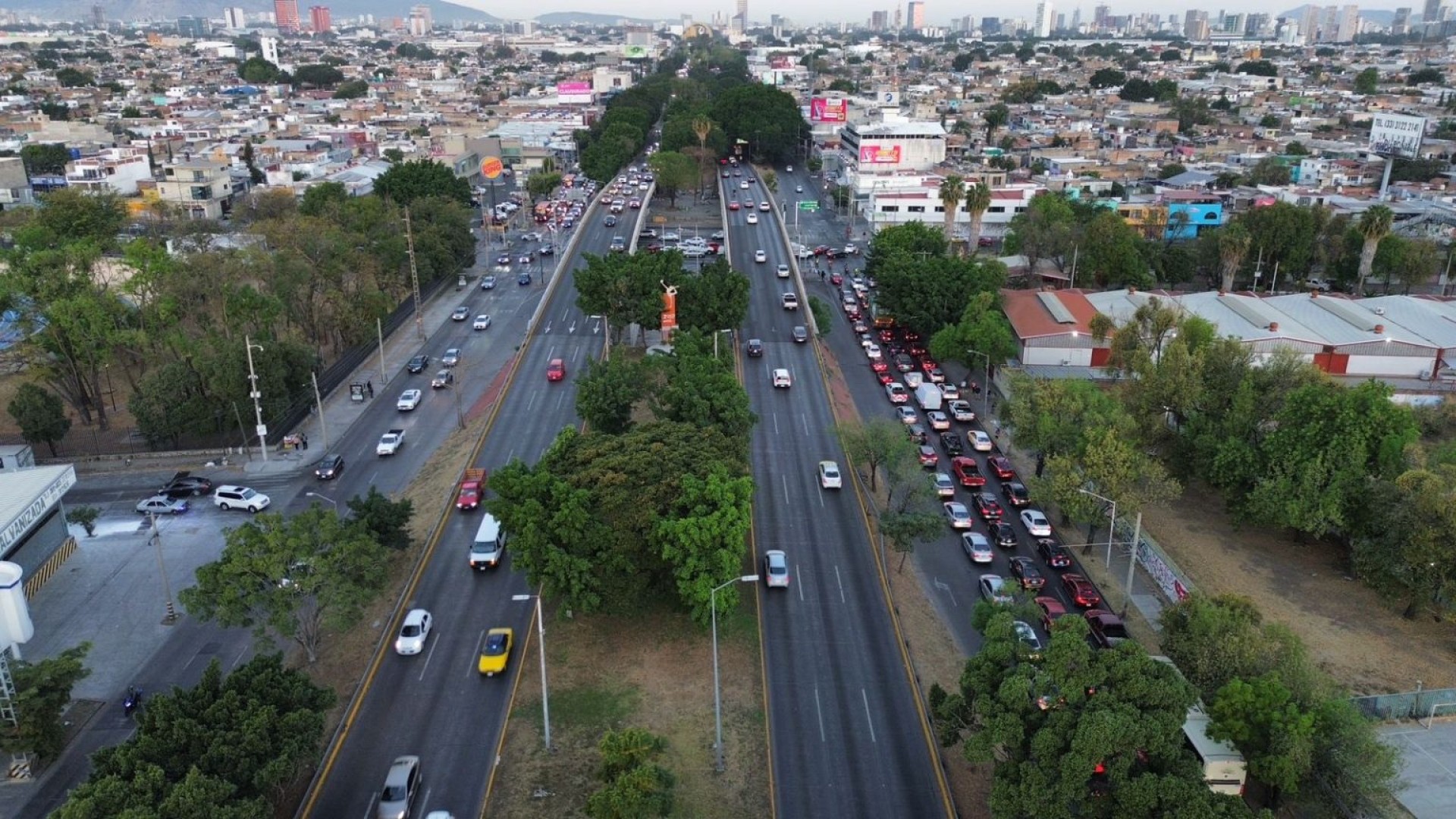 Anteproyecto de la autopista de cuota de la avenida Lázaro Cárdenas en Guadalajara (México)