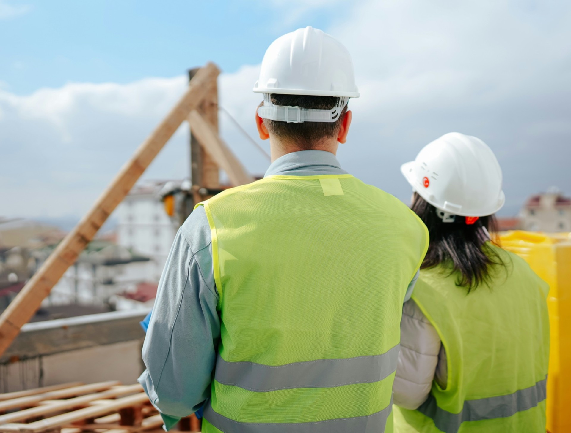 Dos técnicos con casco y chaleco en una obra