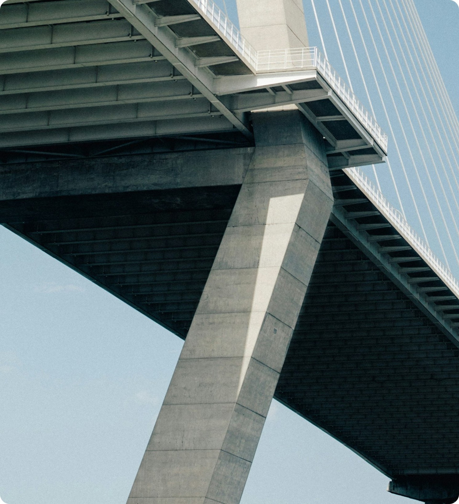 Pila y tablero de un viaducto de hormigón vistos desde abajo