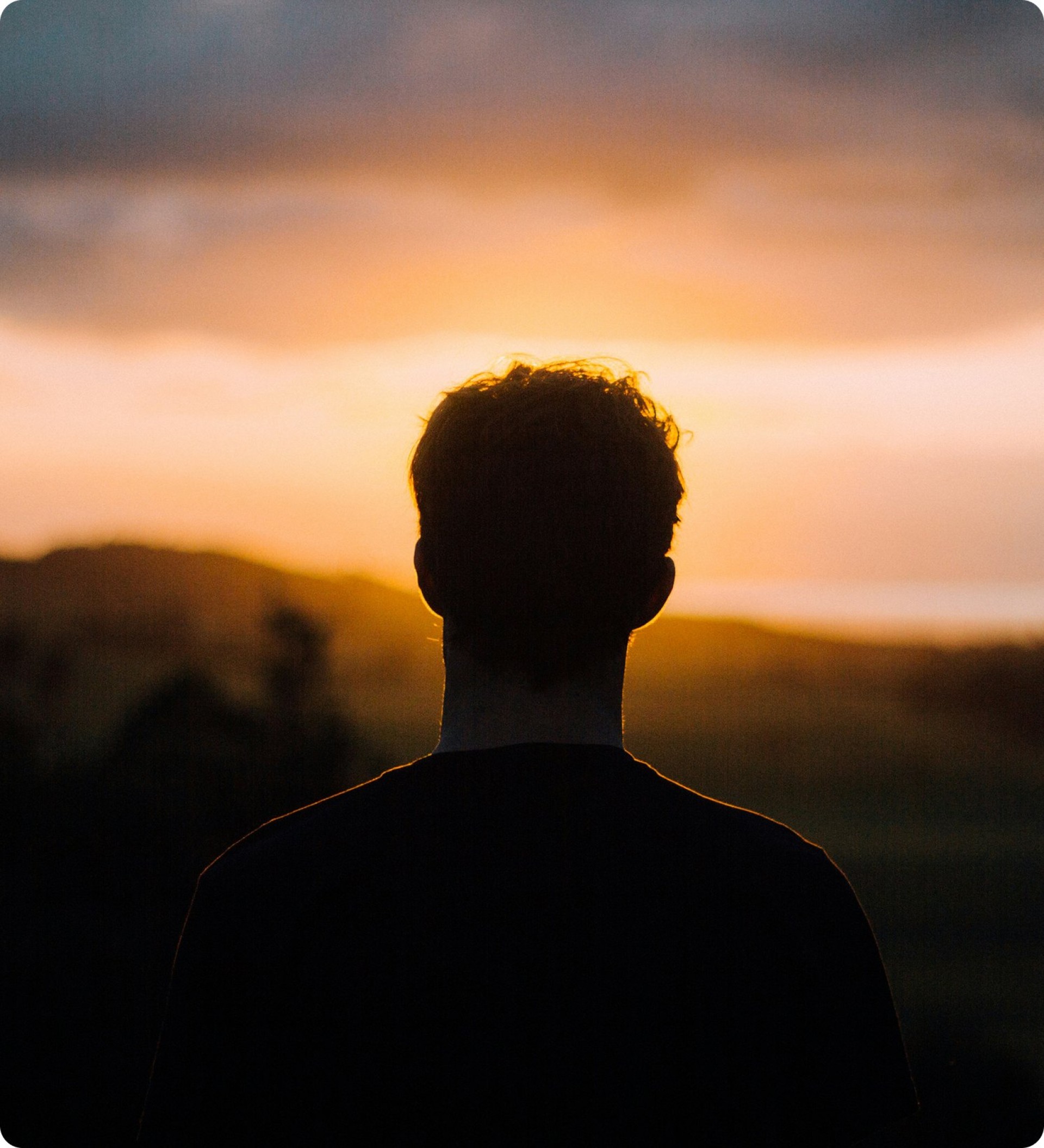 Silueta de una persona al atardecer
