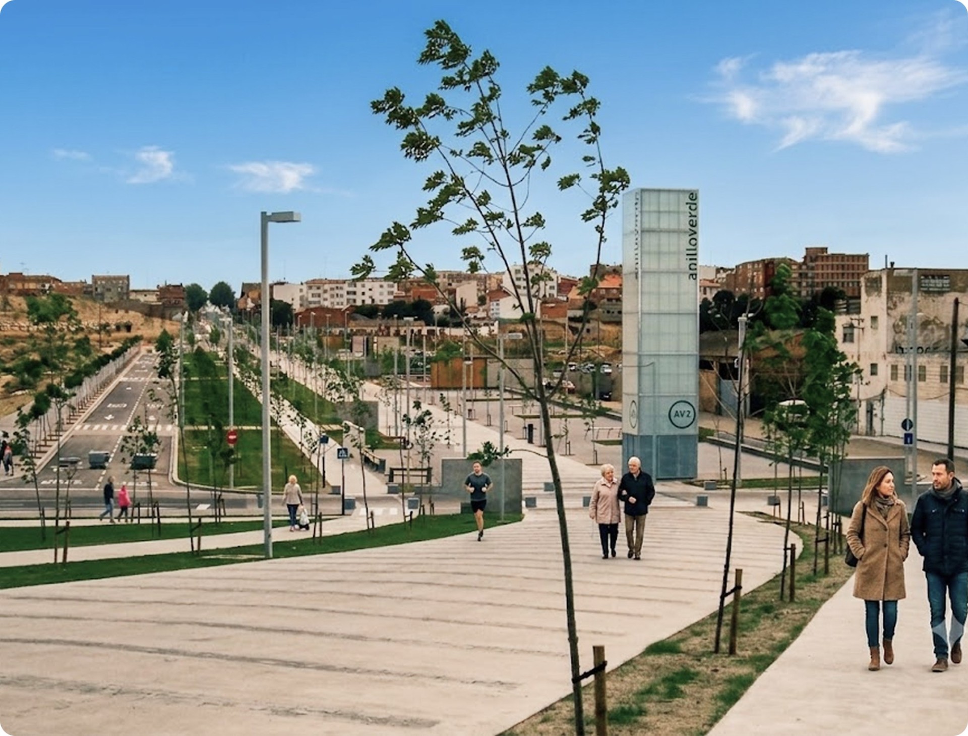 Paseo urbano arbolado con personas caminando