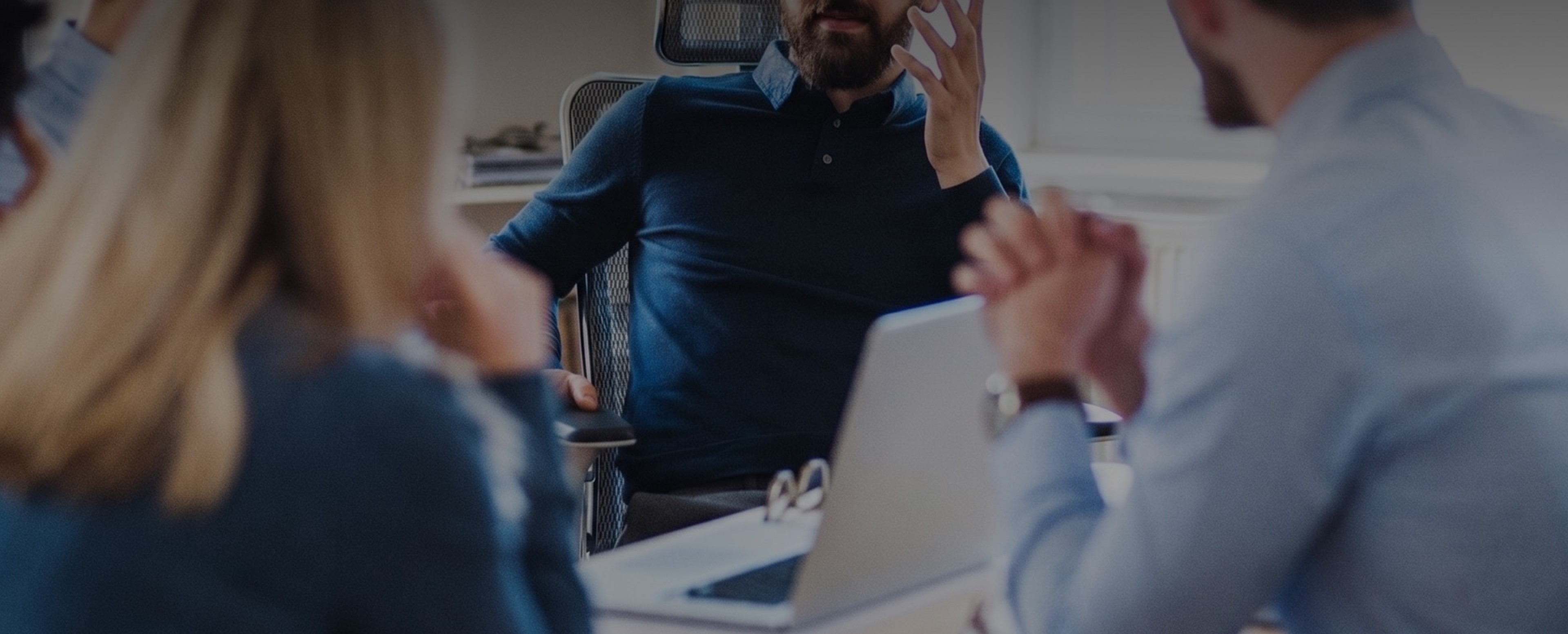Reunión de trabajo alrededor de una mesa