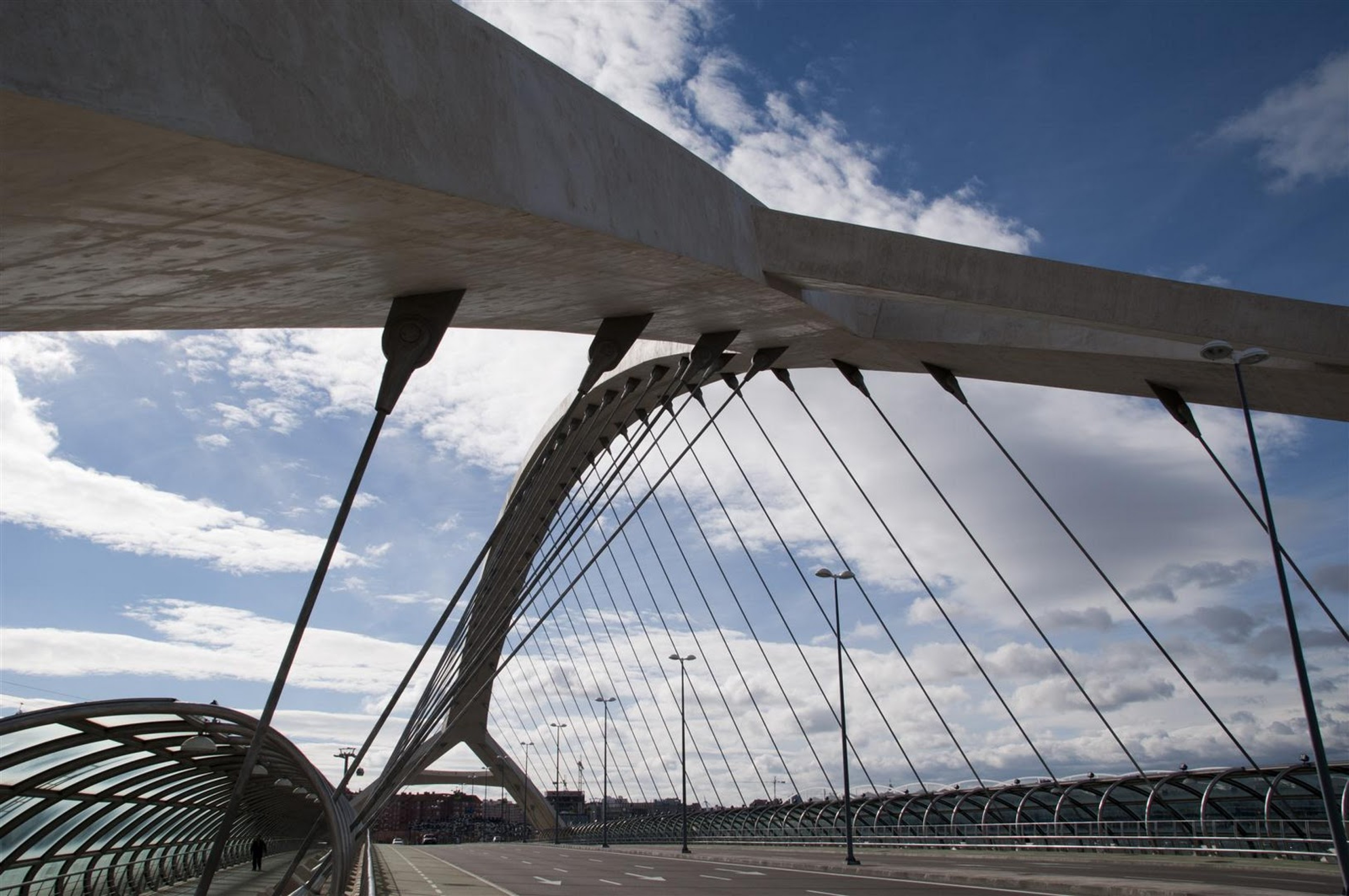 Pabellón puente sobre el Ebro, en Zaragoza, visto desde la calzada