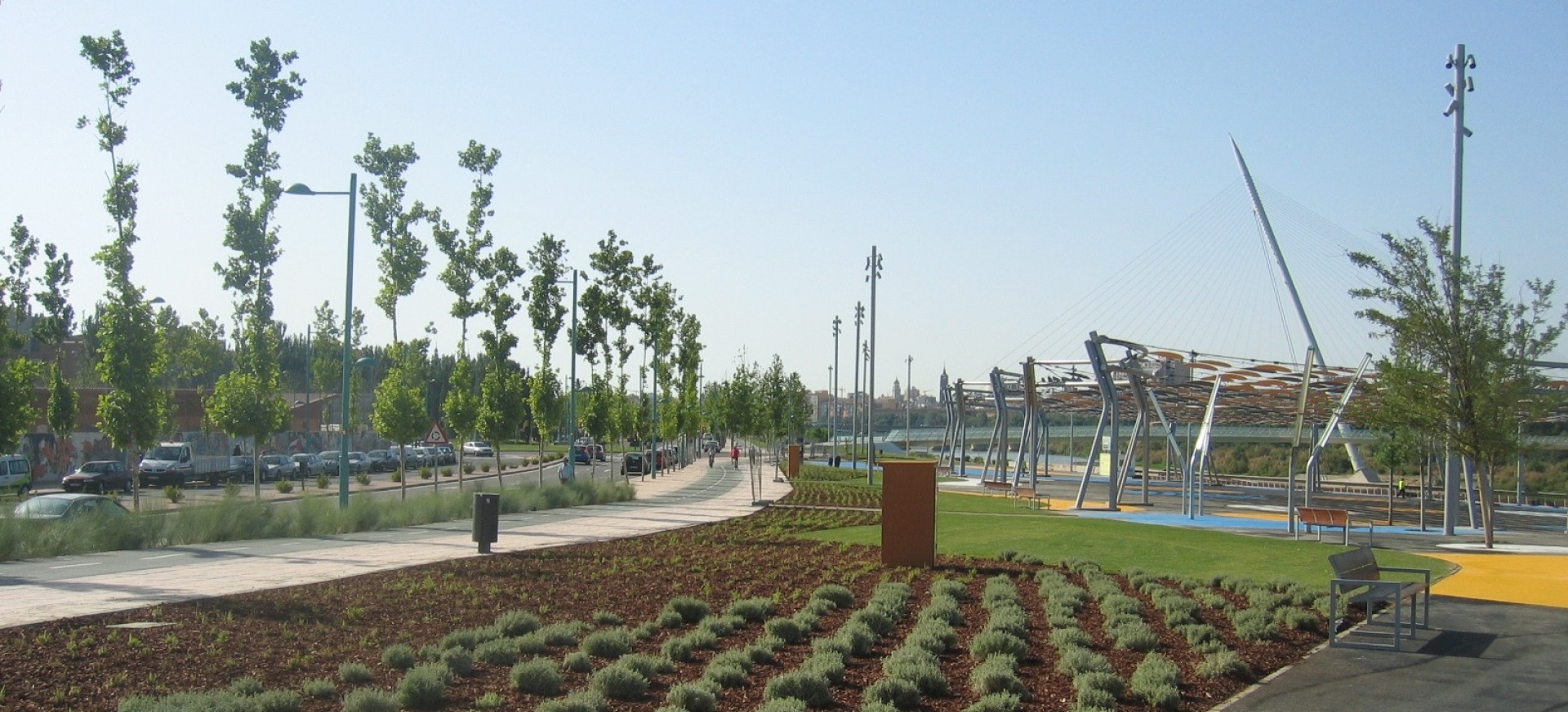 Parque urbano junto al pabellón puente de Zaragoza
