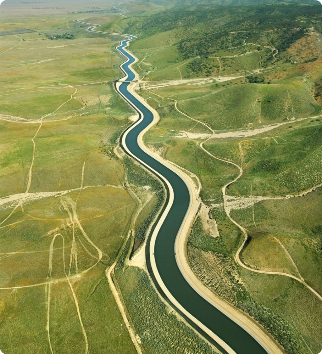 Canal serpenteando entre campos vistos desde el aire