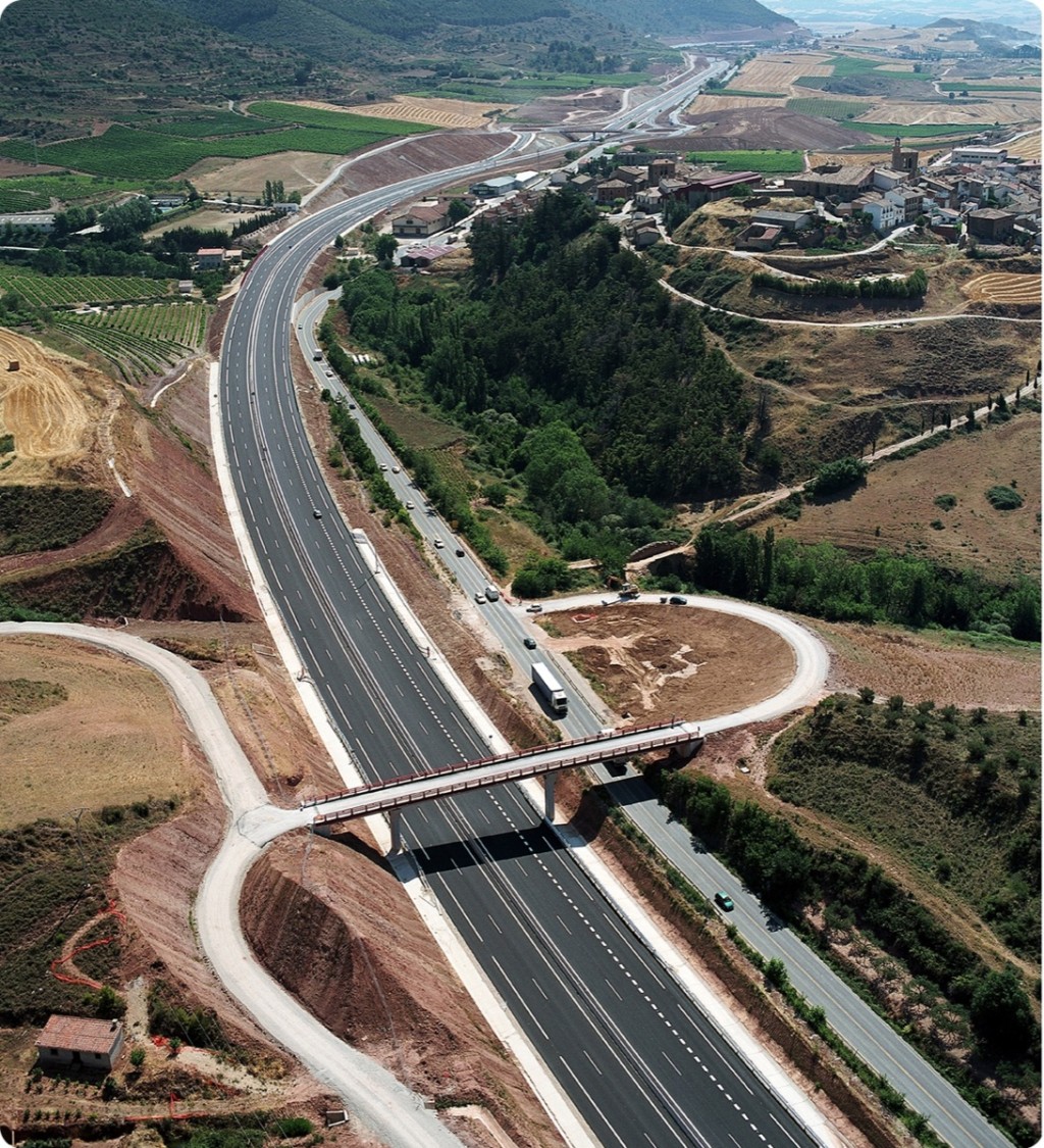 Vista aérea de una autovía entre montes