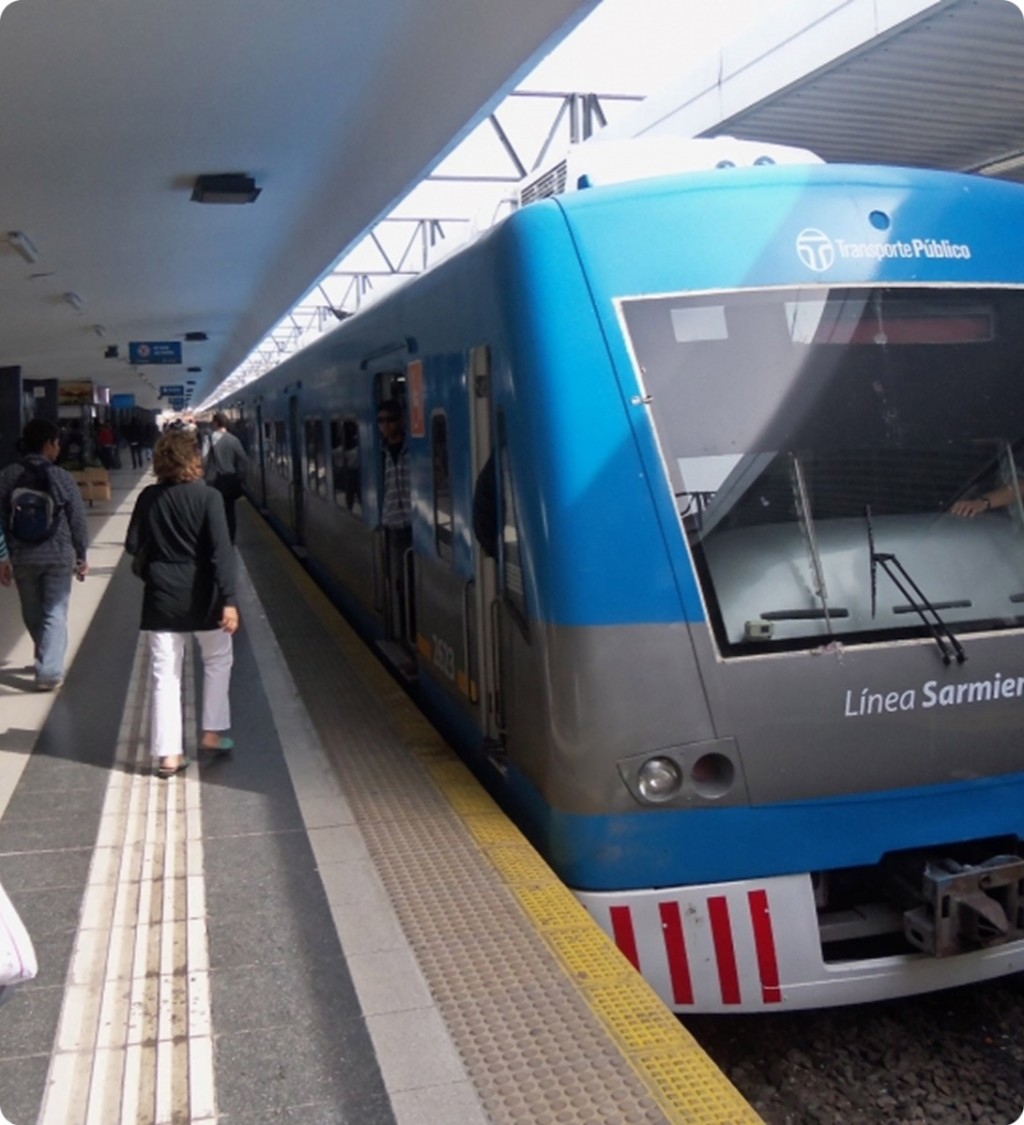 Tren detenido en el andén de una estación