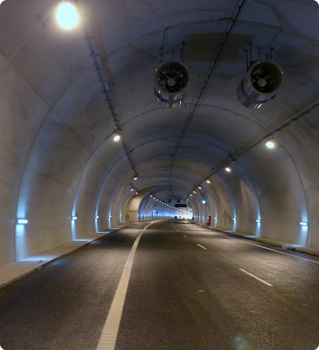 Interior iluminado de un túnel de carretera