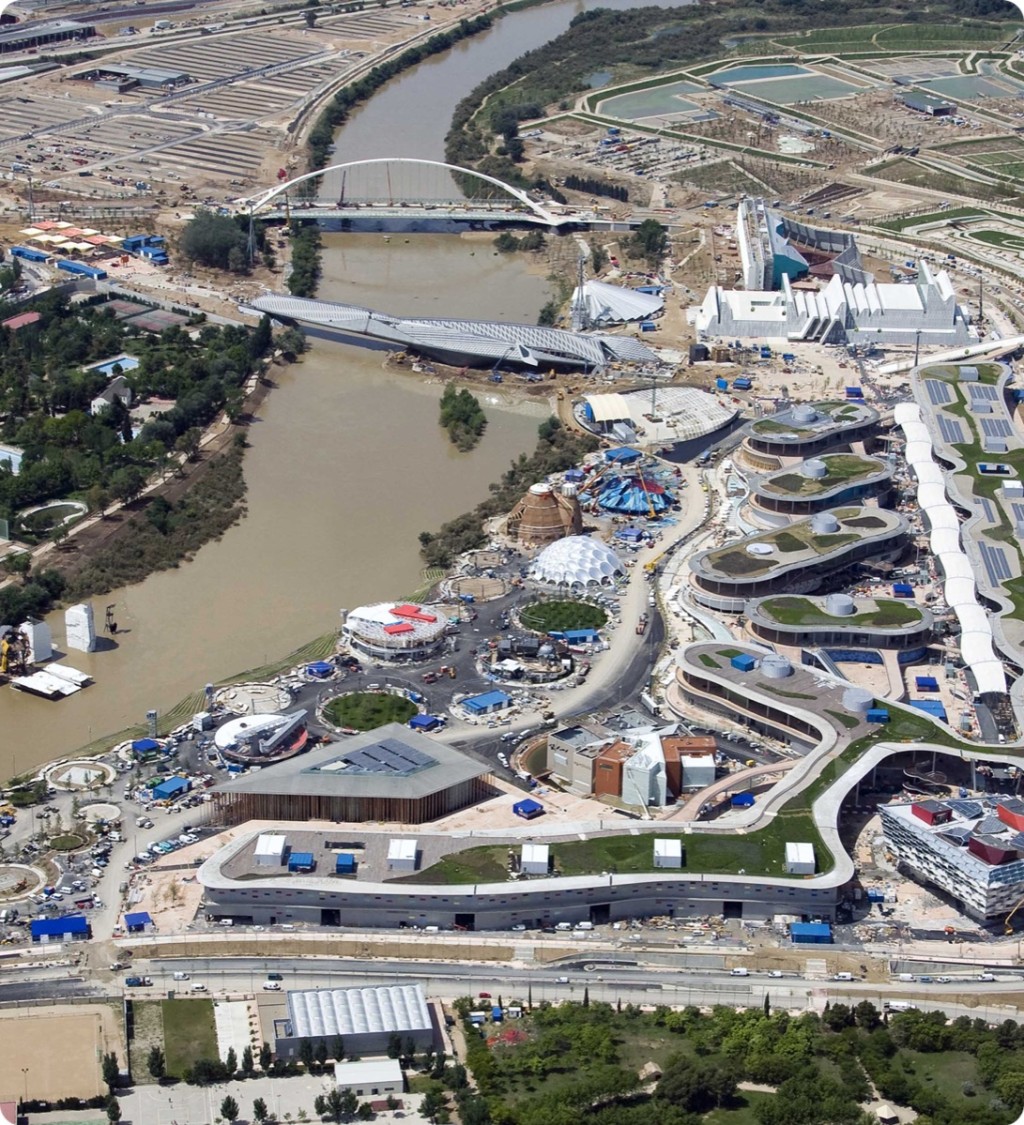 Vista aérea de un desarrollo urbano junto a un río